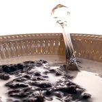 Bubur ketan hitam (pap van zwarte kleefrijst met warme kokosmelk en pandanblad)
