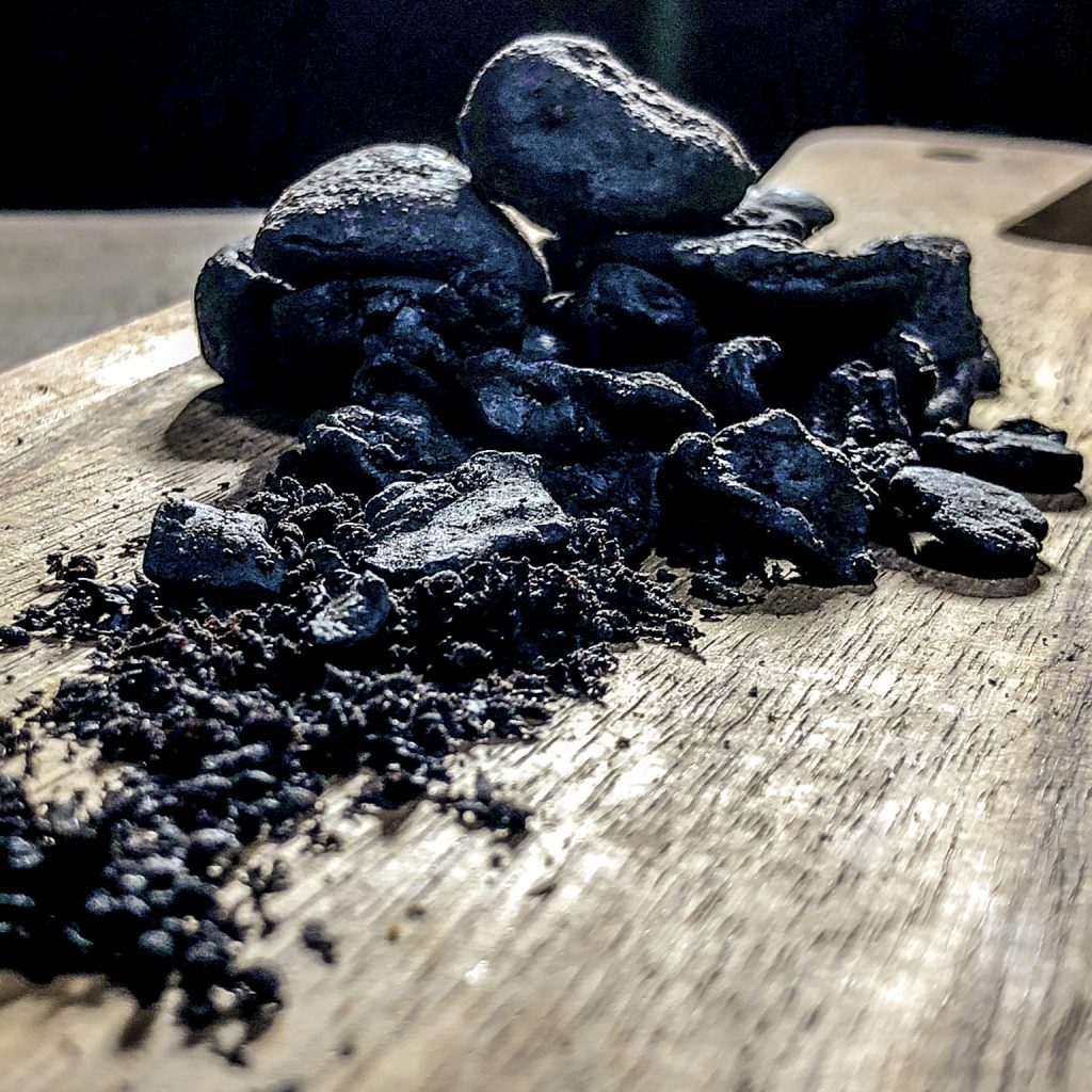 Kluwek ruikt een beetje naar cacao, en geeft een bitterzout zuurtje aan een gerecht. De kluweknoot geeft behalve smaak ook de zwarte kleur aan rawon recepten.