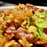 Nasi goreng is gebakken rijst met groenten